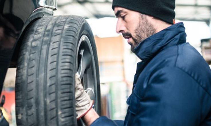 Man byter däck på en bil på autoexperten