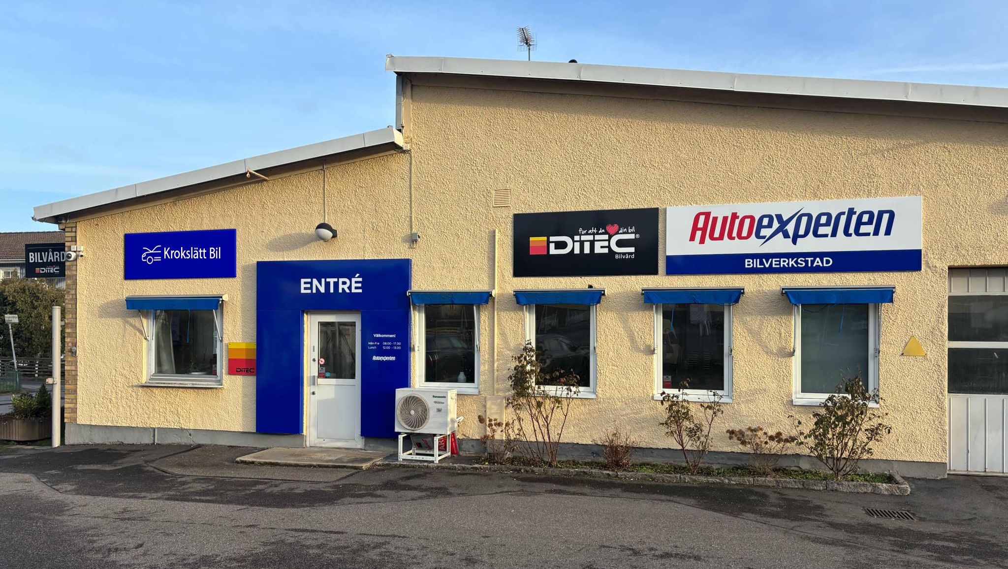 Bild på en bil på en lyft